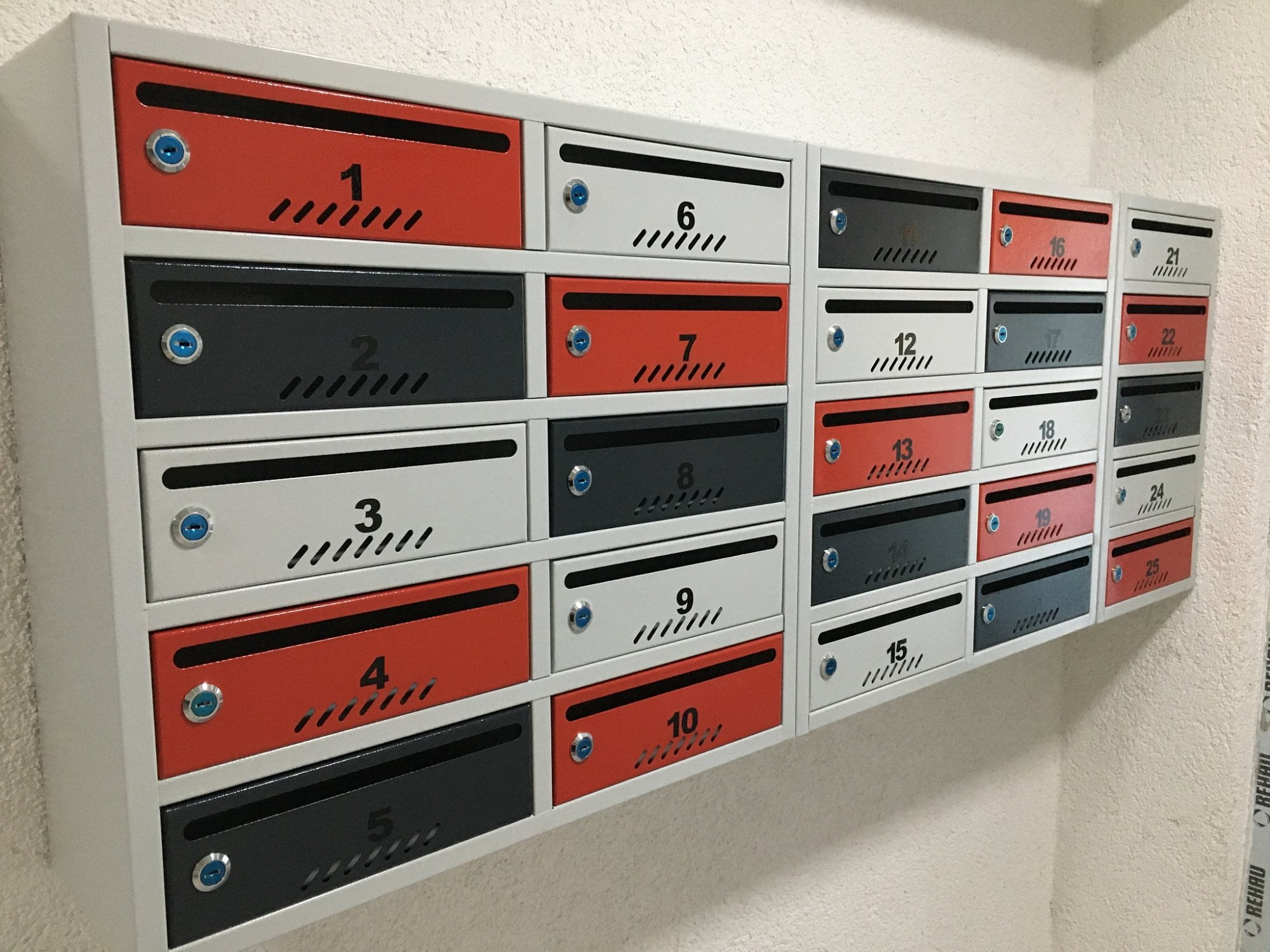 cutii postale in trei culori